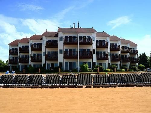 The Beach Condominium Hotel Resort Traverse Stadt Exterior foto