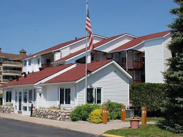 The Beach Condominium Hotel Resort Traverse Stadt Exterior foto