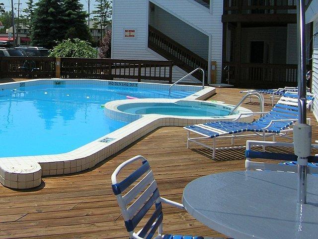 The Beach Condominium Hotel Resort Traverse Stadt Exterior foto