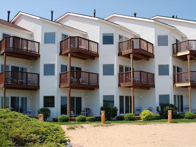 The Beach Condominium Hotel Resort Traverse Stadt Exterior foto