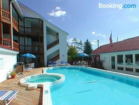The Beach Condominium Hotel Resort Traverse Stadt Exterior foto